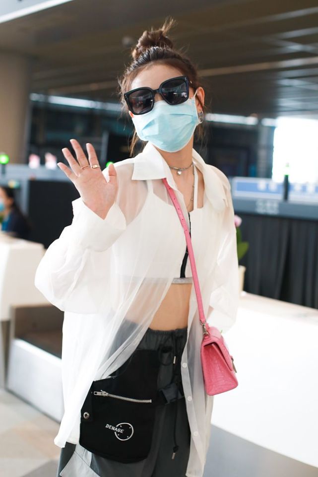 林小宅扎丸子头元气满满 露脐装秀性感小蛮腰抢镜