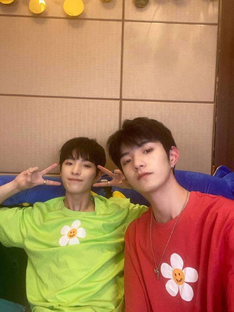 95后双胞胎兄弟走红网络!