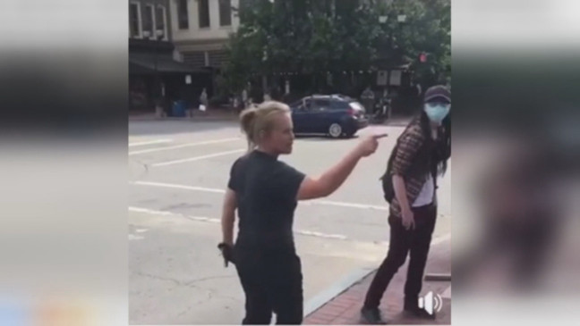 种族歧视|美国女子多次种族歧视别人后被消防车撞死，黑人还祈祷她能被救活