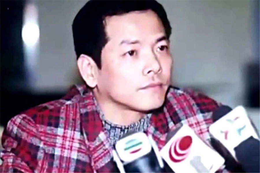 的亲信是崩牙驹,他有一个称号叫做澳洲教父,他在澳门的势力迅速扑来