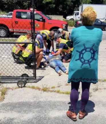 种族歧视|美国女子多次种族歧视别人后被消防车撞死，黑人还祈祷她能被救活