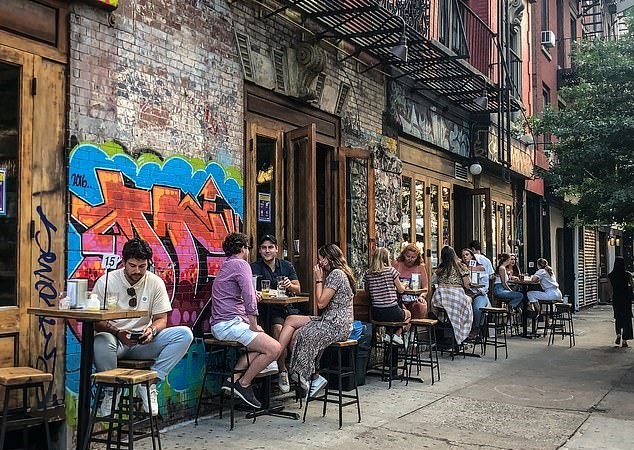 18000人死亡的教训还不够纽约人纷纷挤进酒吧疫情防控再添变数