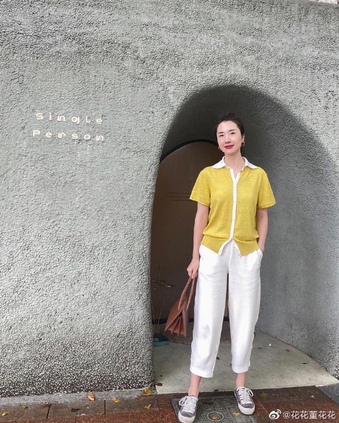 董花花|张大奕素颜戴眼罩忙工作，比划剪刀手嘟嘴卖萌，手托腮超自信！