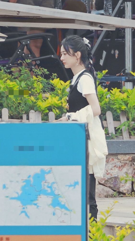 赵丽颖|赵丽颖为工作人员送爱心餐，梳麻花辫少女心满满，举手投足尽显温婉