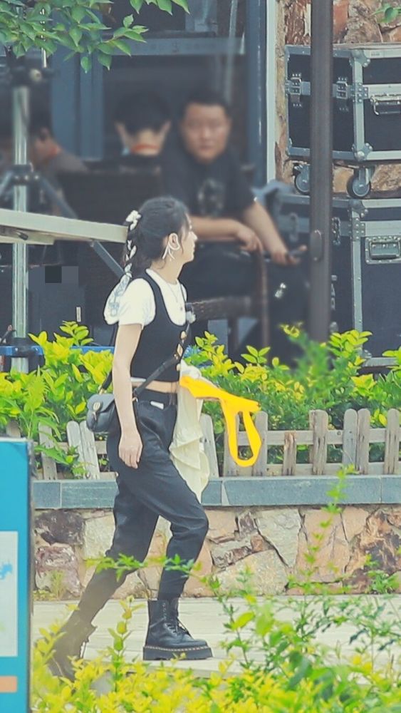 赵丽颖|赵丽颖为工作人员送爱心餐，梳麻花辫少女心满满，举手投足尽显温婉