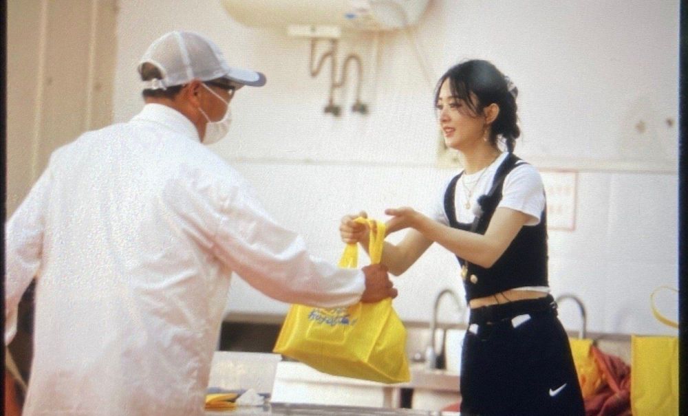 赵丽颖|赵丽颖为工作人员送爱心餐，梳麻花辫少女心满满，举手投足尽显温婉