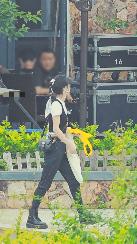 赵丽颖|赵丽颖为工作人员送爱心餐，梳麻花辫少女心满满，举手投足尽显温婉