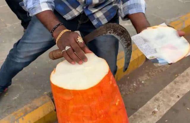 印度街头的特色小吃外形酷似巨型香肠纸薄一片竟需2元