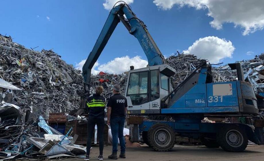 黄金|垃圾站藏匿几百斤黄金和360万现金，警方上门搜查全部没收