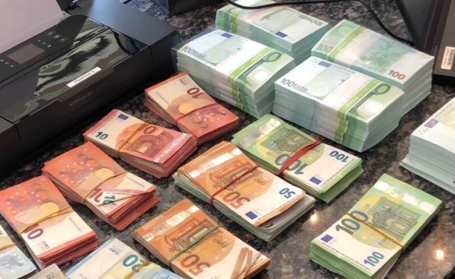 黄金|垃圾站藏匿几百斤黄金和360万现金，警方上门搜查全部没收