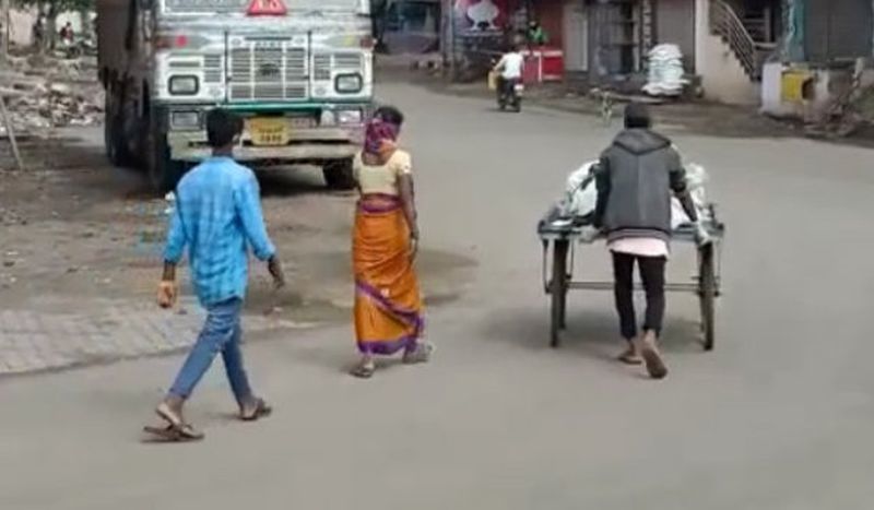 印度_社会|印度妇女用小推车推亡夫遗体去火化，亲朋担心他死于新冠无人帮忙