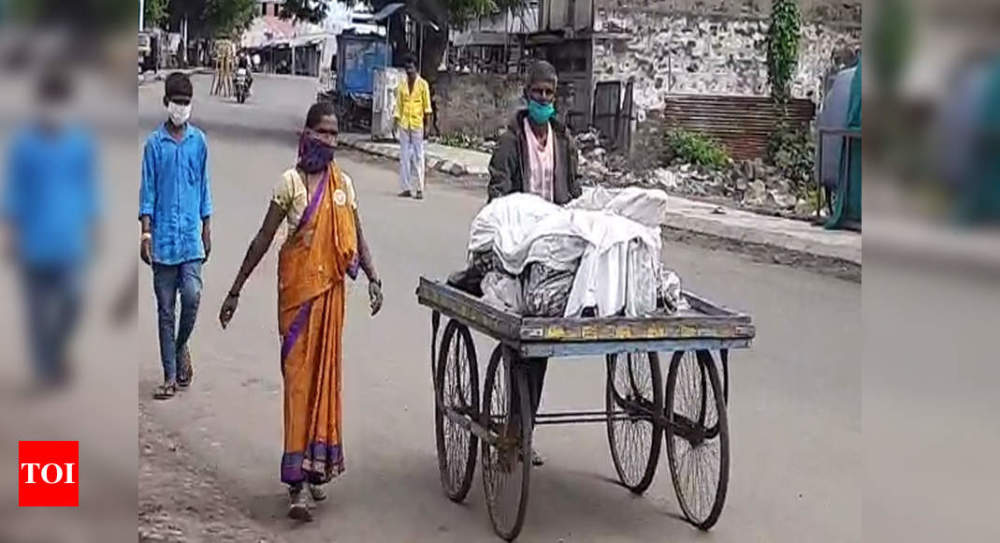 印度_社会|印度妇女用小推车推亡夫遗体去火化，亲朋担心他死于新冠无人帮忙