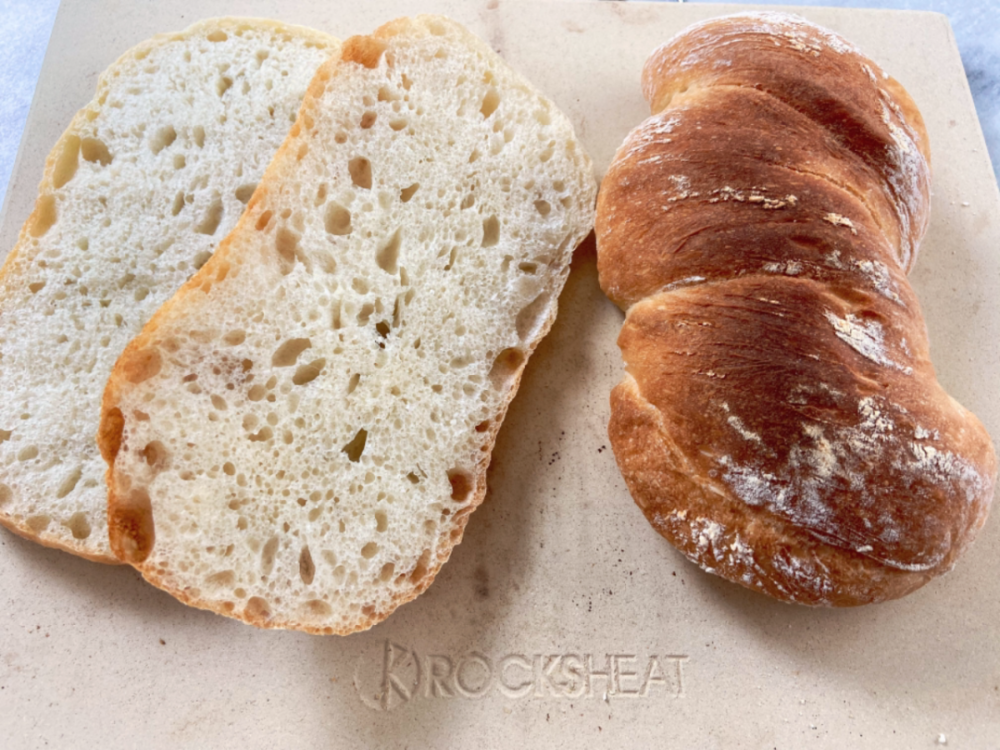 恰巴塔面包的面团很适合冷藏发酵,在第一次折叠面团之后容器密封,放入