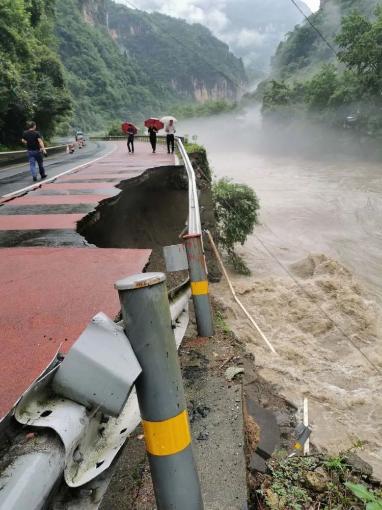 国道g347兴山境k1253 650段南阳段被洪水冲跨路基,现场已交通管制,半