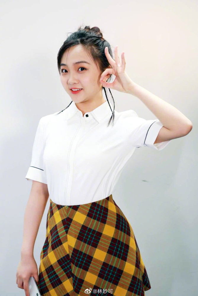 林妙可|林妙可久违怼脸自拍，肉脸嘟嘟依旧可爱，超高发际线和痘痘抢镜