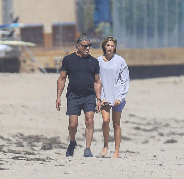 74岁史泰龙满头白发显老态身材依旧硬朗麒麟臂比女儿长腿抢眼