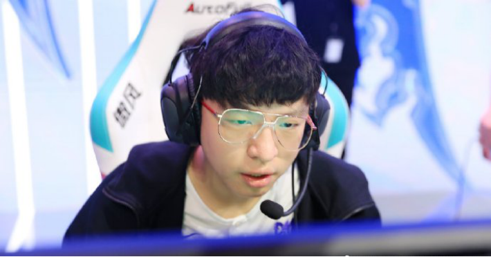 DMO教练是麦哥的粉丝这个是什么梗，五个大后期英雄怎么打？
