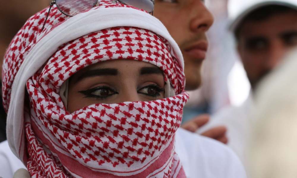 妇女|约旦一父亲当街杀死女儿后，拉来一把椅子，坐在女儿尸体旁喝茶