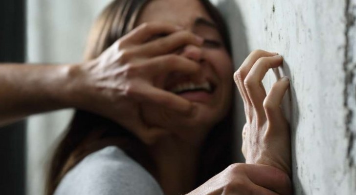 妇女|约旦一父亲当街杀死女儿后，拉来一把椅子，坐在女儿尸体旁喝茶