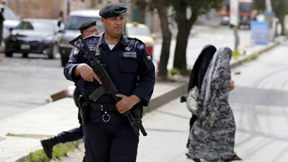 妇女|约旦一父亲当街杀死女儿后，拉来一把椅子，坐在女儿尸体旁喝茶