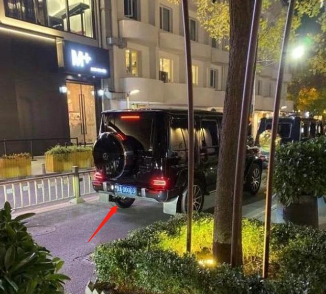 车牌|北京“最牛”奔驰大G，土豪塞纸条800万求购车牌，车主：我很穷？