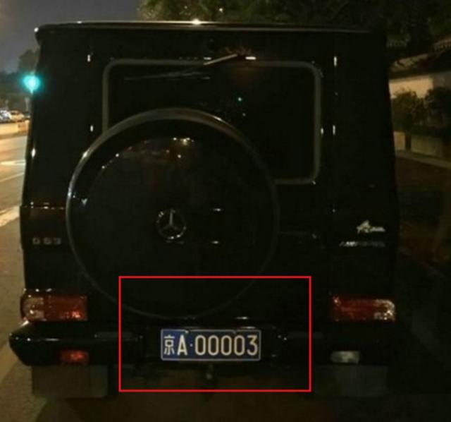 车牌|北京“最牛”奔驰大G，土豪塞纸条800万求购车牌，车主：我很穷？