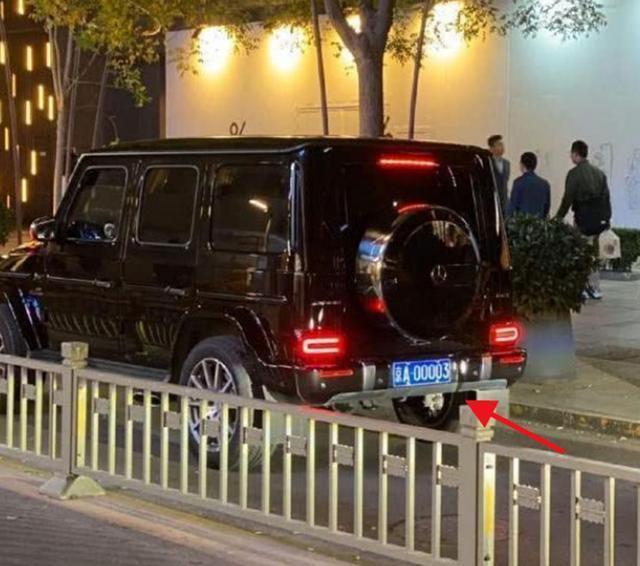 车牌|北京“最牛”奔驰大G，土豪塞纸条800万求购车牌，车主：我很穷？