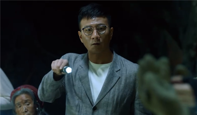 哑巴女似乎爱上了黑眼镜,趁着他熟睡地机会,准备亲吻他,谁知吴二白走
