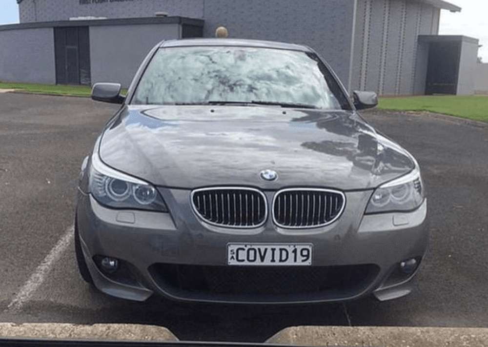 阿德莱德机场|澳洲一宝马车牌号和“新冠病毒”同名，被当成纪念品挂到网上拍卖