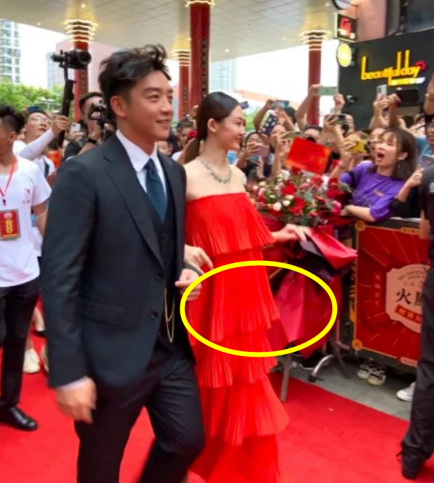 郑恺|郑恺火锅店开业，林峰衣衫不整走红毯，王祖蓝穿长款衬衫像学生