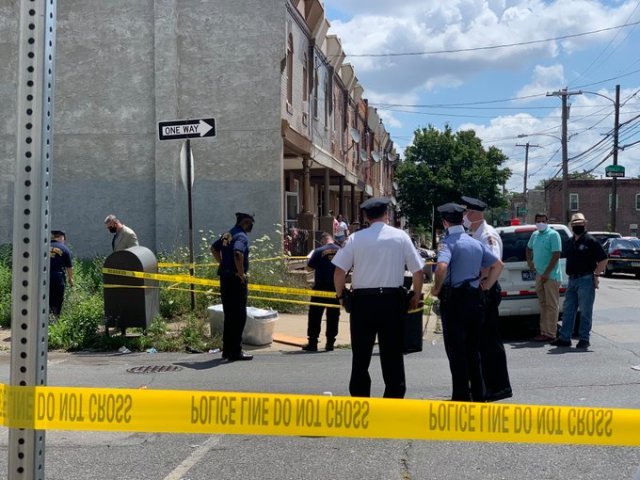 保鲜膜|大街上冒出个塑料箱散发臭味，里面用保鲜膜裹着一具女尸