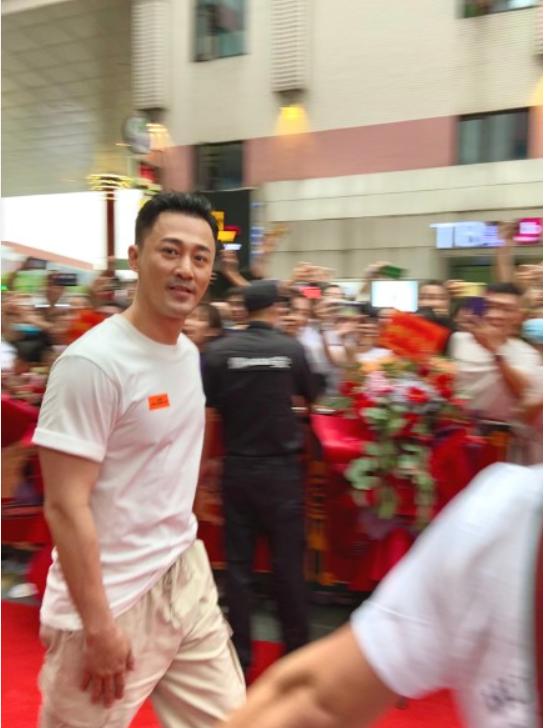 郑恺|郑恺火锅店开业，林峰衣衫不整走红毯，王祖蓝穿长款衬衫像学生