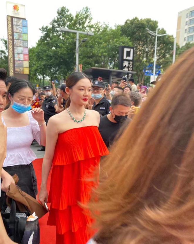 而至于苗苗,因为处在孕期,为了巧妙地遮挡住孕肚