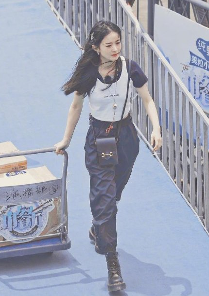 赵丽颖|赵丽颖生图超可爱，《有翡》暑期开播，百变丽颖你爱吗？