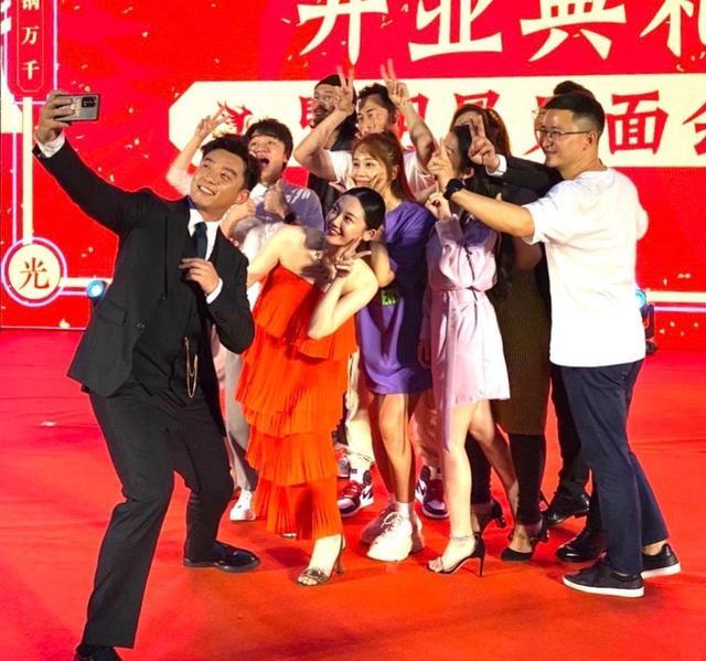 苗苗|与郑恺结婚后苗苗首现身，一袭红裙酷似徐帆，难怪深得冯小刚喜爱