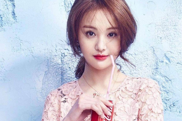 郑爽|郑爽新造型亮相综艺现场，发色浮夸引网友热议，花千骨还有戏？