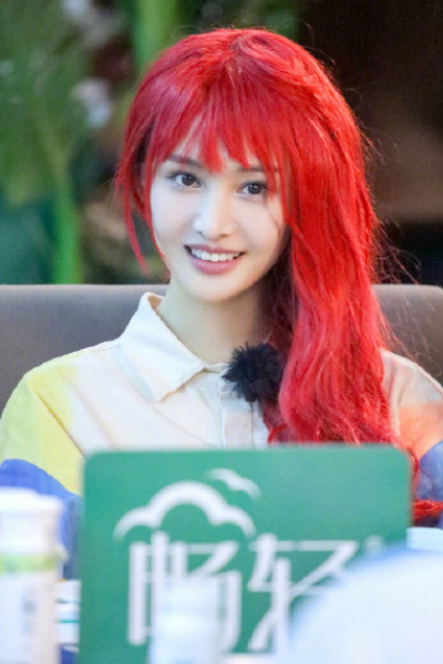 郑爽|郑爽新造型亮相综艺现场，发色浮夸引网友热议，花千骨还有戏？