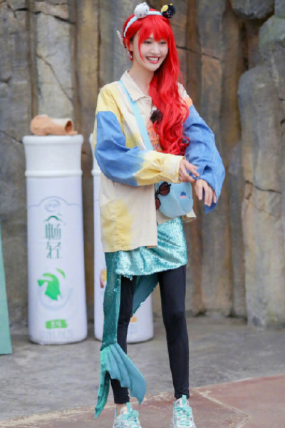 郑爽|郑爽新造型亮相综艺现场，发色浮夸引网友热议，花千骨还有戏？