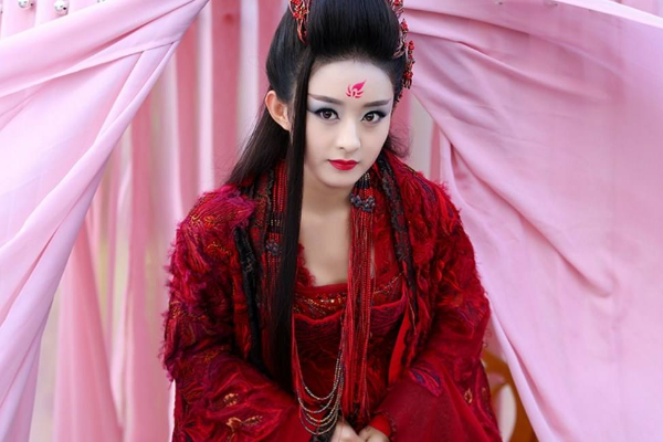 郑爽|郑爽新造型亮相综艺现场，发色浮夸引网友热议，花千骨还有戏？