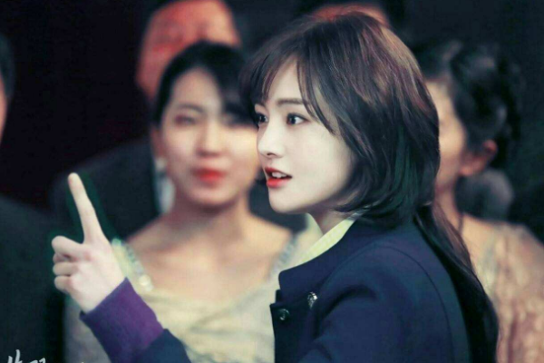 郑爽|郑爽新造型亮相综艺现场，发色浮夸引网友热议，花千骨还有戏？