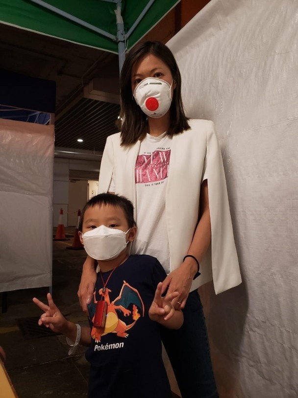 施匡翘|两名香港艺人确诊新冠肺炎，近20位密接艺人名单流出，温碧霞报平安