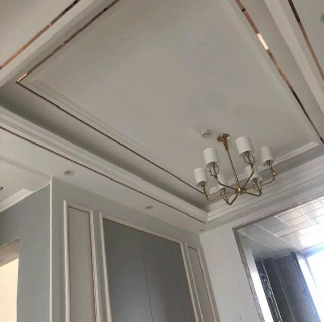我家吊顶想装高级点,师傅非说镶个边就好看,别说装完还真带劲!