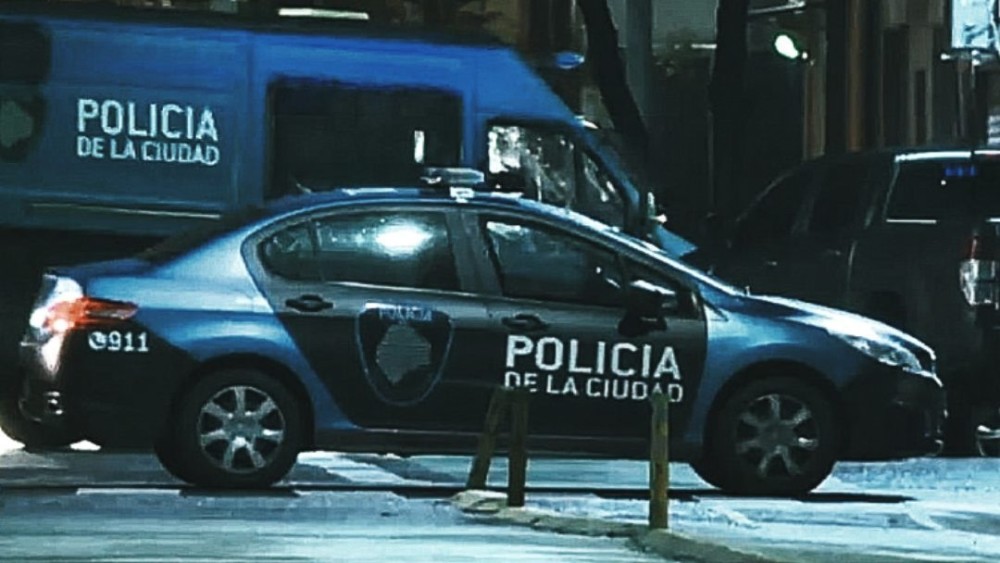 布宜诺斯艾利斯|21岁女子通过约会软件结识七旬老翁，在他家喝酒时竟离奇摔死