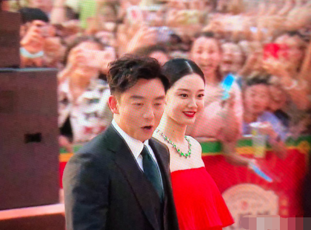 苗苗|与郑恺结婚后苗苗首现身，一袭红裙酷似徐帆，难怪深得冯小刚喜爱