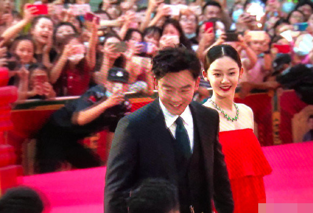 苗苗|与郑恺结婚后苗苗首现身，一袭红裙酷似徐帆，难怪深得冯小刚喜爱