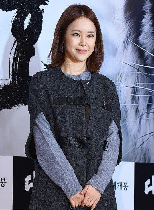 2010年,因为朋友的介绍,白智英认识了比她小九岁的演员郑锡元.