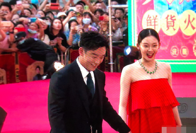 苗苗|与郑恺结婚后苗苗首现身，一袭红裙酷似徐帆，难怪深得冯小刚喜爱