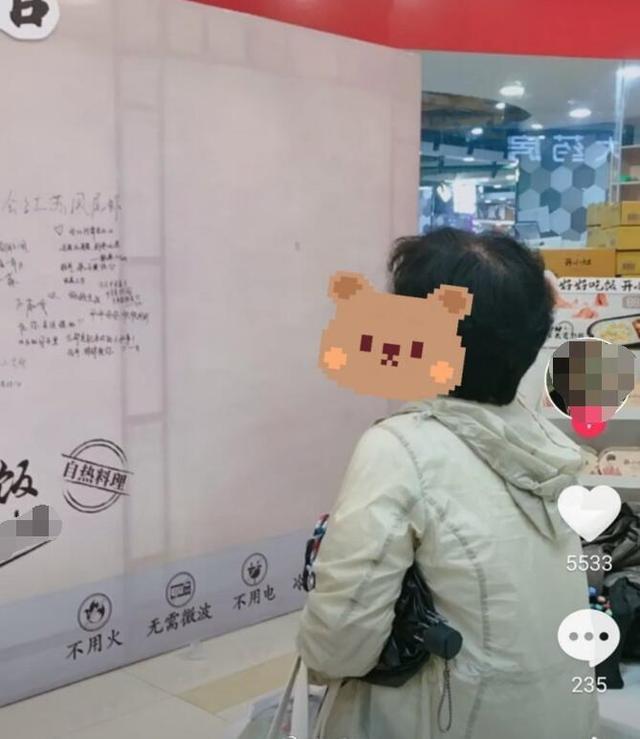 肖战|肖战代言产品重庆线下活动，爷爷奶奶应援被质疑孩子叫来摆拍，评论疑道真相