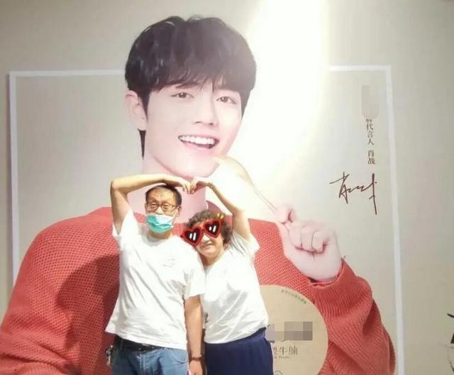 肖战|肖战代言产品重庆线下活动，爷爷奶奶应援被质疑孩子叫来摆拍，评论疑道真相