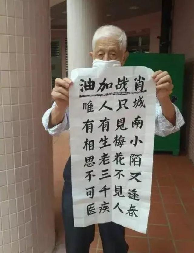 肖战|肖战代言产品重庆线下活动，爷爷奶奶应援被质疑孩子叫来摆拍，评论疑道真相